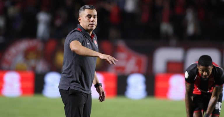 Jair Ventura diz que torcida do Vitória deve pensar grande após classificação diante do Flamengo jair-ventura-diz-que-torcida-do-vitoria-deve-pensar-grande-apos-classificacao-diante-do-flamengo
