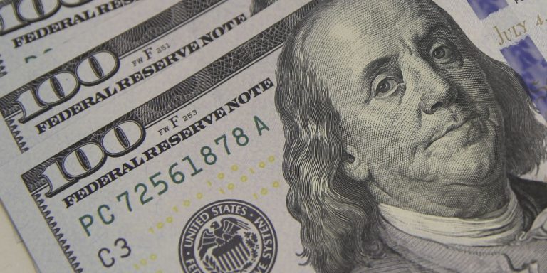 Dólar sobe a R$ 5,06, e bolsa cai com tensão global e ruído político dolar-sobe-a-r$-5,06,-e-bolsa-cai-com-tensao-global-e-ruido-politico