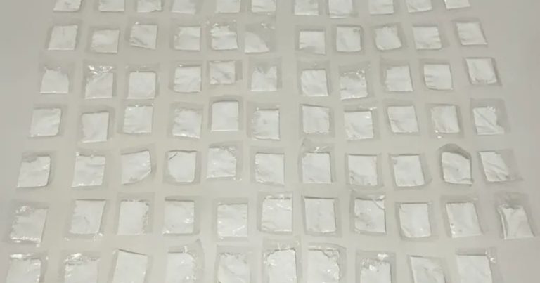 Homem é preso com 76 papelotes de cocaína em posto de combustíveis de Macaúbas homem-e-preso-com-76-papelotes-de-cocaina-em-posto-de-combustiveis-de-macaubas