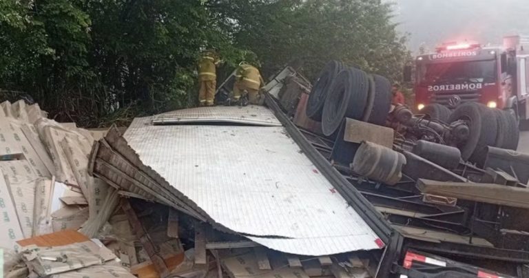 motorista-morre-apos-caminhao-tombar-e-espalhar-carga-de-moveis-na-br-101,-em-itabela