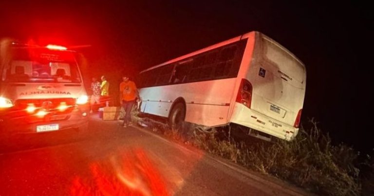 Batida entre micro-ônibus e carro deixa dois mortos em Valente batida-entre-micro-onibus-e-carro-deixa-dois-mortos-em-valente