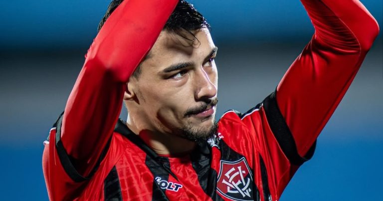 Após quase sete meses, Claudinho volta a atuar pelo Vitória e faz estreia na temporada apos-quase-sete-meses,-claudinho-volta-a-atuar-pelo-vitoria-e-faz-estreia-na-temporada