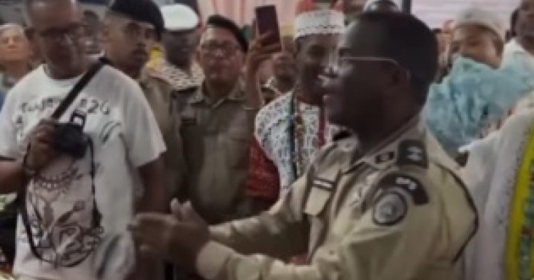 policial-sauda-xango-durante-festa-de-candomble-historico-em-santo-amaro