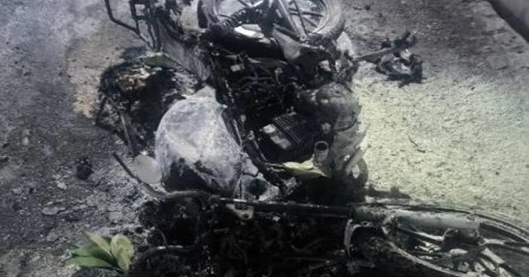 Homem tem moto incendiada após negar R$ 5 a flanelinha em Urandi homem-tem-moto-incendiada-apos-negar-r$-5-a-flanelinha-em-urandi