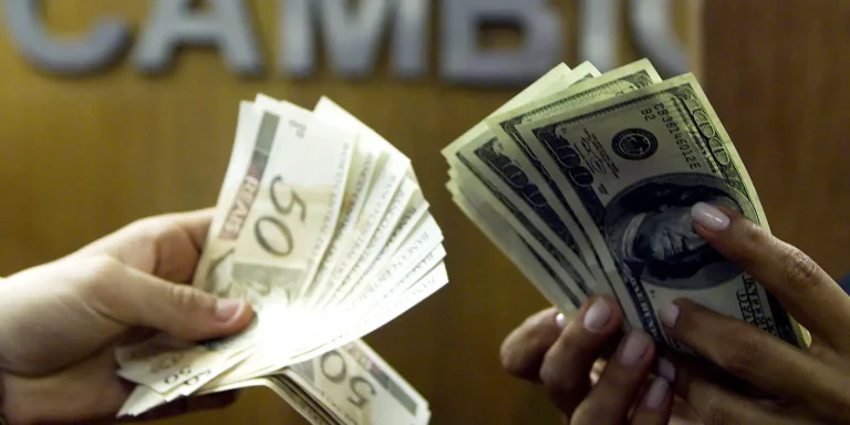 Dólar cai e fecha abaixo de R$ 5, após recuo de Trump no Irã dolar-cai-e-fecha-abaixo-de-r$-5,-apos-recuo-de-trump-no-ira