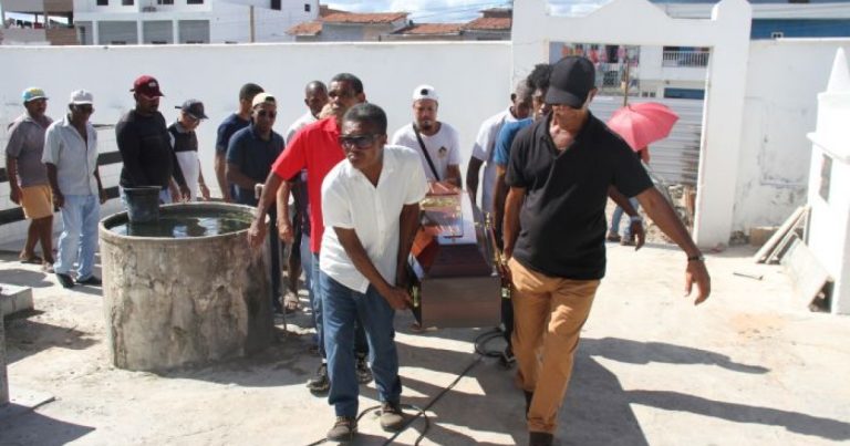 Pedreiro morto em desabamento de prédio em Salvador é sepultado em cidade natal pedreiro-morto-em-desabamento-de-predio-em-salvador-e-sepultado-em-cidade-natal