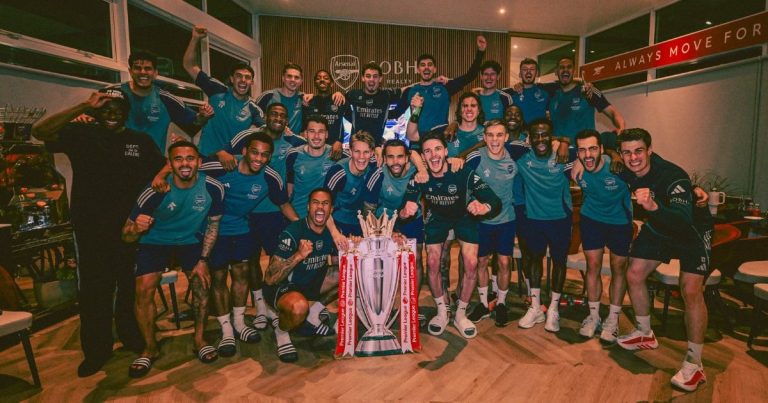 arsenal-comemora-junto:-elenco-assiste-tropeco-do-city-que-garantiu-o-titulo-da-premier-league-apos-22-anos