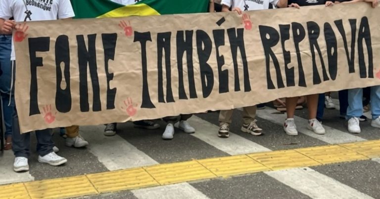 Estudantes da Ufba fazem protesto contra suspensão de Restaurante Universitário em Vitória da Conquista estudantes-da-ufba-fazem-protesto-contra-suspensao-de-restaurante-universitario-em-vitoria-da-conquista