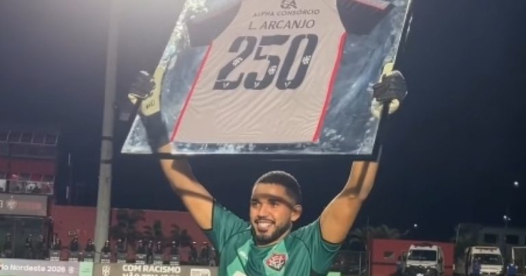 lucas-arcanjo-e-homenageado-apos-alcancar-marca-de-250-jogos-pelo-vitoria