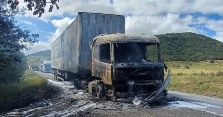 Carreta com carga de coco pega fogo e trava estrada entre Jequié e Manoel Vitorino carreta-com-carga-de-coco-pega-fogo-e-trava-estrada-entre-jequie-e-manoel-vitorino