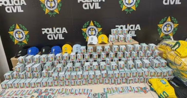 VÍDEO: Carregamento com 200 mil figurinhas falsas da Copa do Mundo é apreendido pela Polícia Civil no RJ video:-carregamento-com-200-mil-figurinhas-falsas-da-copa-do-mundo-e-apreendido-pela-policia-civil-no-rj