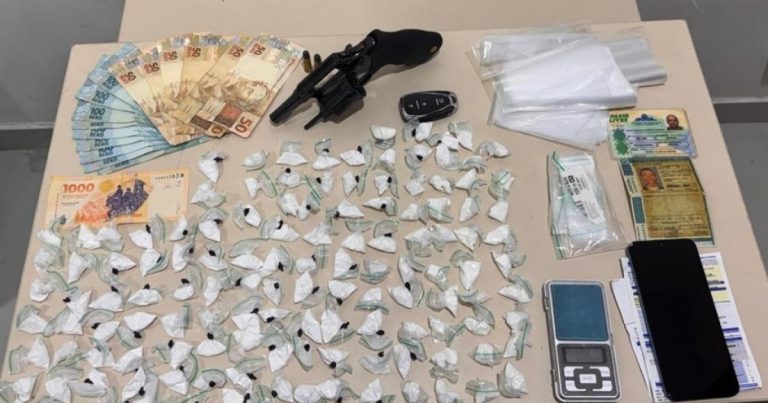 PM prende suspeito com arma e 129 porções de cocaína em Vitória da Conquista pm-prende-suspeito-com-arma-e-129-porcoes-de-cocaina-em-vitoria-da-conquista