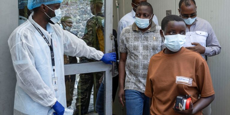 Uganda confirma mais três casos de ebola; total sobe para cinco uganda-confirma-mais-tres-casos-de-ebola;-total-sobe-para-cinco
