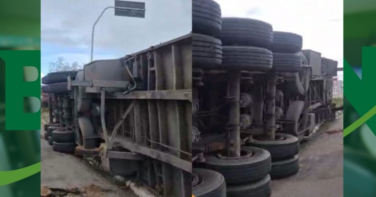 Asfalto cede e reboque de carreta tomba às margens da BR-324 em Riachão do Jacuípe asfalto-cede-e-reboque-de-carreta-tomba-as-margens-da-br-324-em-riachao-do-jacuipe