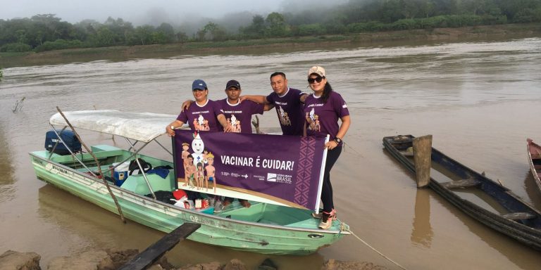 Profissionais de saúde vencem desafios para vacinação em área indígena profissionais-de-saude-vencem-desafios-para-vacinacao-em-area-indigena