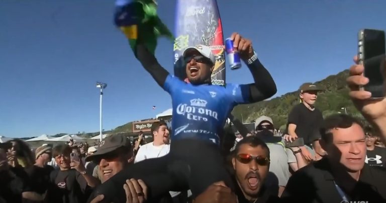 Italo Ferreira é campeão na Nova Zelândia, assume liderança da WSL e brilha em dia marcado por susto no mar italo-ferreira-e-campeao-na-nova-zelandia,-assume-lideranca-da-wsl-e-brilha-em-dia-marcado-por-susto-no-mar