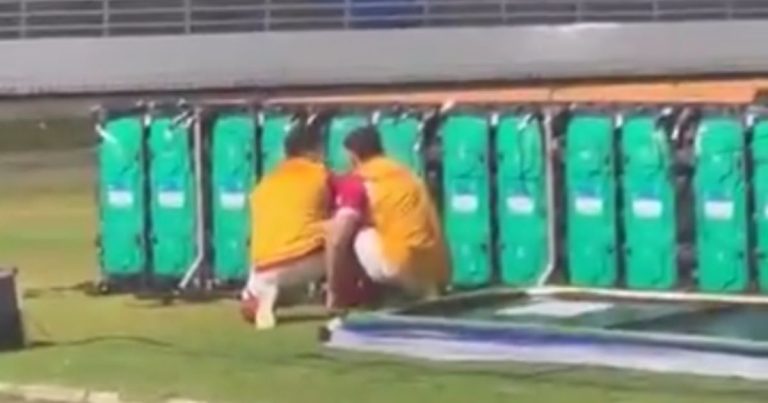 VÍDEO: Jogadores do CRB se escondem atrás de placas de publicidade para evitar cartão amarelo video:-jogadores-do-crb-se-escondem-atras-de-placas-de-publicidade-para-evitar-cartao-amarelo