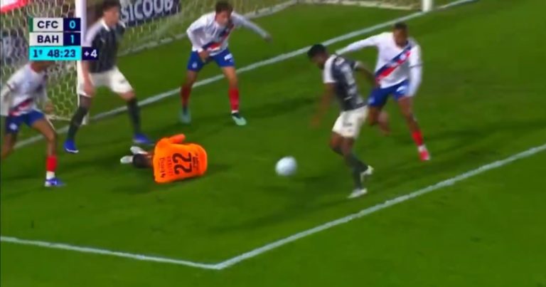 video:-leo-vieira-sente-joelho-direito,-deixa-jogo-contra-o-coritiba-e-preocupa-o-bahia