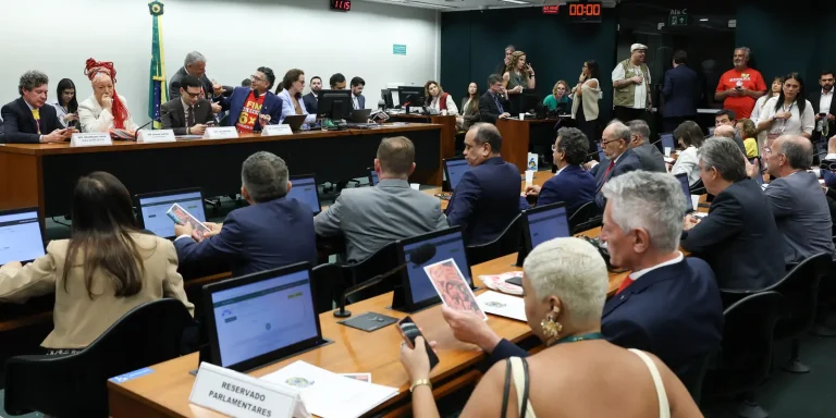 Oposição critica PEC do fim da escala 6×1 durante votação na Comissão oposicao-critica-pec-do-fim-da-escala-6×1-durante-votacao-na-comissao