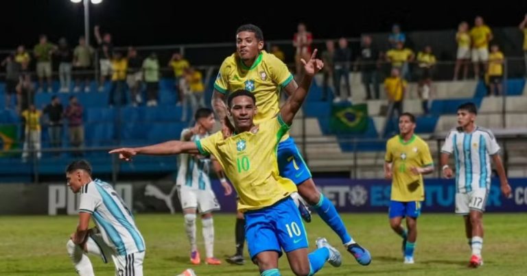 Conmebol suspende por quatro meses jovem da Seleção que imitou macaco em protesto contra racismo conmebol-suspende-por-quatro-meses-jovem-da-selecao-que-imitou-macaco-em-protesto-contra-racismo