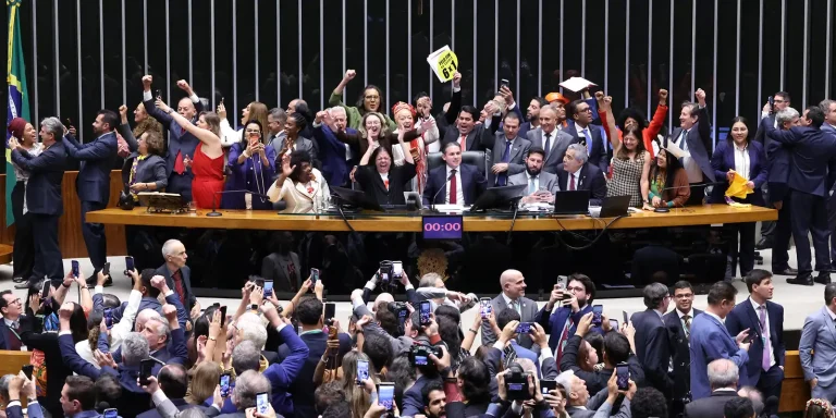 Saiba como votaram os deputados na PEC que acaba com a escala 6×1 saiba-como-votaram-os-deputados-na-pec-que-acaba-com-a-escala-6×1