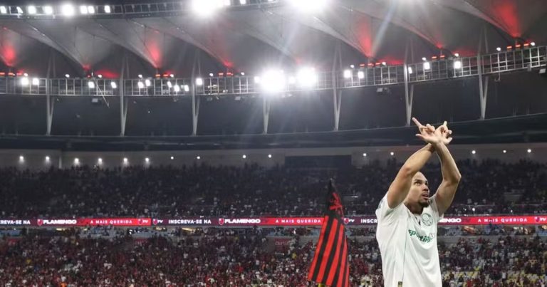 Paulinho é absolvido pelo STJD após comemoração em jogo contra o Flamengo paulinho-e-absolvido-pelo-stjd-apos-comemoracao-em-jogo-contra-o-flamengo