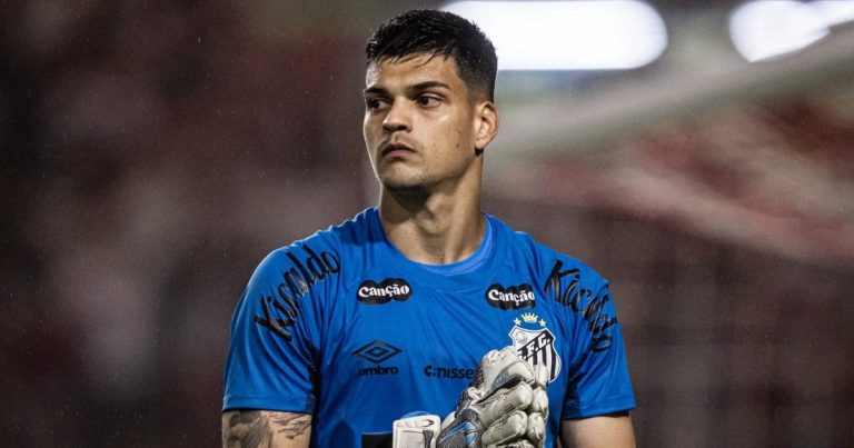 Goleiro do Santos é suspenso pelo STJD após críticas à arbitragem goleiro-do-santos-e-suspenso-pelo-stjd-apos-criticas-a-arbitragem