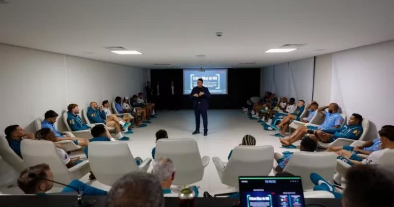 Seleção Brasileira recebe palestra sobre novas regras de arbitragem que serão usadas na Copa selecao-brasileira-recebe-palestra-sobre-novas-regras-de-arbitragem-que-serao-usadas-na-copa