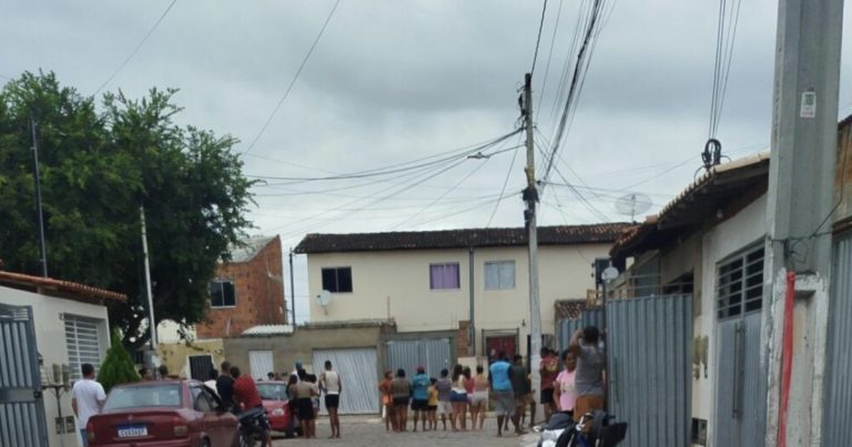 Homem de 34 anos morre a tiros e jovem de 18 anos fica ferida em ataque no Conjunto Habitacional Vila Jequié homem-de-34-anos-morre-a-tiros-e-jovem-de-18-anos-fica-ferida-em-ataque-no-conjunto-habitacional-vila-jequie