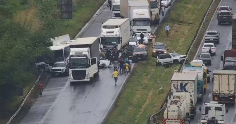 Colisão envolvendo seis veículos deixa dois feridos na BR-324 colisao-envolvendo-seis-veiculos-deixa-dois-feridos-na-br-324