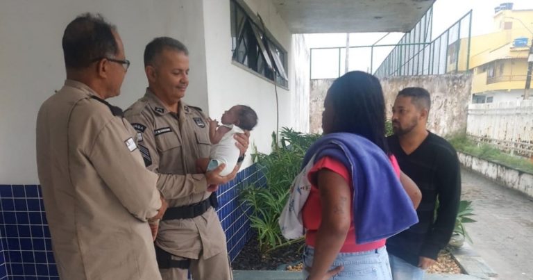 Policiais militares salvam bebê de 19 dias após engasgamento em Porto Seguro policiais-militares-salvam-bebe-de-19-dias-apos-engasgamento-em-porto-seguro