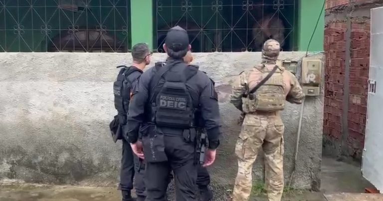 Integrante do Baralho do Crime é preso após fazer companheira e filhos reféns em Lauro de Freitas integrante-do-baralho-do-crime-e-preso-apos-fazer-companheira-e-filhos-refens-em-lauro-de-freitas