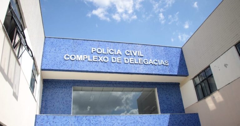 Homens encapuzados se passam por policiais, invadem residência e matam jovem em Feira de Santana homens-encapuzados-se-passam-por-policiais,-invadem-residencia-e-matam-jovem-em-feira-de-santana
