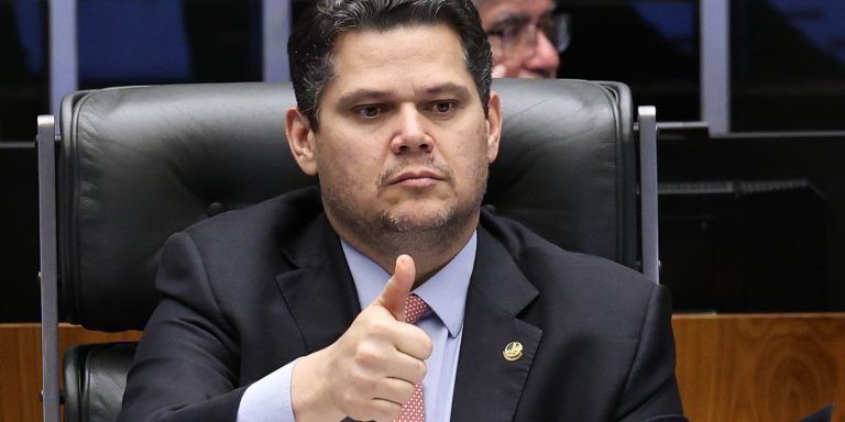 Alcolumbre sugere melhorar 6×1 e quer passar PEC por comissões alcolumbre-sugere-melhorar-6×1-e-quer-passar-pec-por-comissoes
