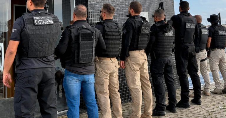 Operação cumpre oito mandados e prende suspeitos por homicídio em Serrinha e Feira de Santana operacao-cumpre-oito-mandados-e-prende-suspeitos-por-homicidio-em-serrinha-e-feira-de-santana
