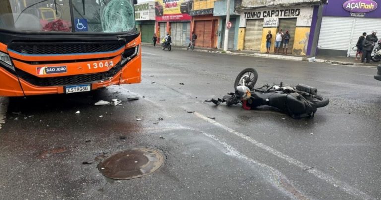 Motociclista morre na véspera de aniversário após colisão com ônibus em Feira de Santana motociclista-morre-na-vespera-de-aniversario-apos-colisao-com-onibus-em-feira-de-santana