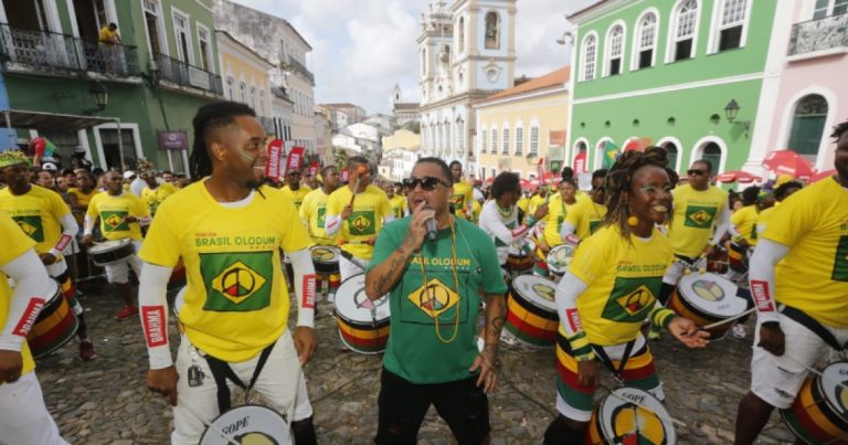 Olodum deixa Globo após 20 anos de tradição na Copa do Mundo e estreia no SBT ao lado de Galvão Bueno olodum-deixa-globo-apos-20-anos-de-tradicao-na-copa-do-mundo-e-estreia-no-sbt-ao-lado-de-galvao-bueno
