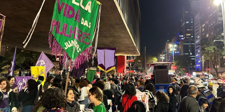 Ato em SP pede manutenção de norma sobre aborto em casos de estupro ato-em-sp-pede-manutencao-de-norma-sobre-aborto-em-casos-de-estupro