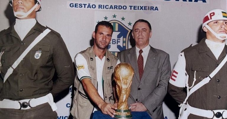Fotos perdidas: conheça a história do jornalista baiano que tocou e registrou a taça do penta em Salvador fotos-perdidas:-conheca-a-historia-do-jornalista-baiano-que-tocou-e-registrou-a-taca-do-penta-em-salvador