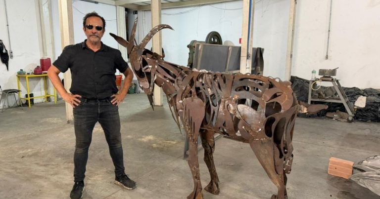 Bel Borba presenteia Uauá com escultura inédita em homenagem ao centenário da cidade bel-borba-presenteia-uaua-com-escultura-inedita-em-homenagem-ao-centenario-da-cidade