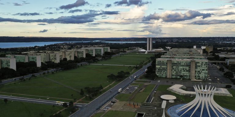Governo define horário de expediente em jogos do Brasil na Copa governo-define-horario-de-expediente-em-jogos-do-brasil-na-copa