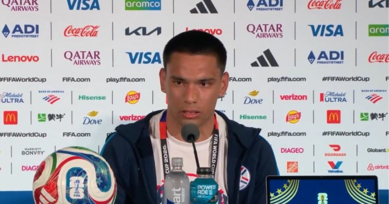 apos-16-anos-longe-da-copa,-meia-do-paraguai-se-emociona-em-coletiva-na-vespera-de-estreia
