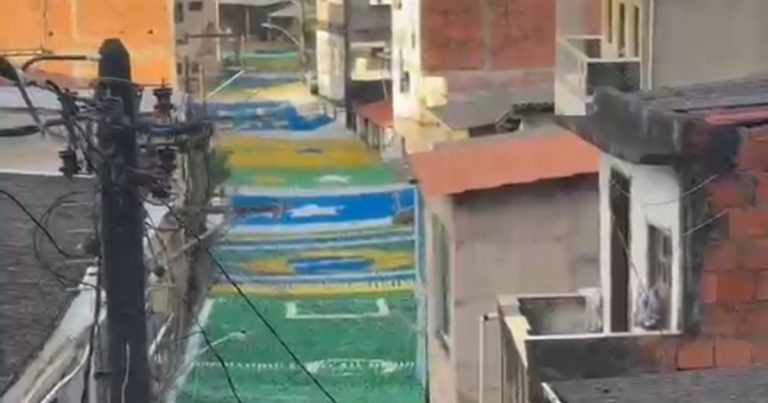 Bandeirola no céu e tinta no chão: Rua 13 está enfeitada em clima de Brasil na Copa do Mundo bandeirola-no-ceu-e-tinta-no-chao:-rua-13-esta-enfeitada-em-clima-de-brasil-na-copa-do-mundo