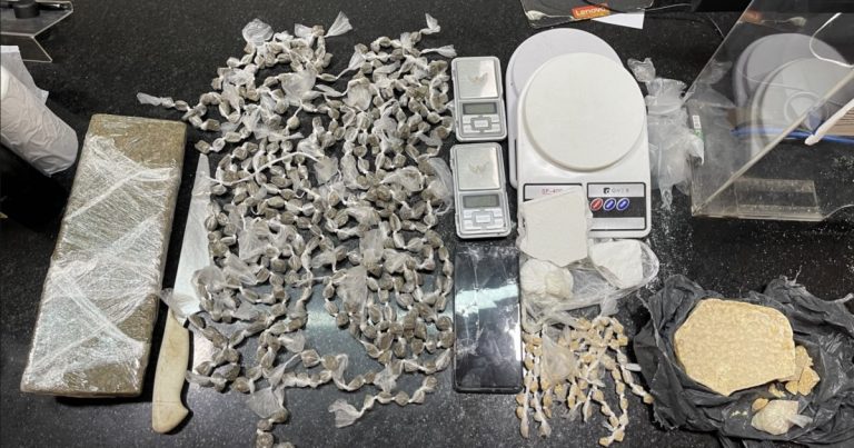 PM apreende adolescente suspeita de tráfico de drogas com mais de 2 kg de maconha, cocaína e crack em Eunápolis pm-apreende-adolescente-suspeita-de-trafico-de-drogas-com-mais-de-2-kg-de-maconha,-cocaina-e-crack-em-eunapolis