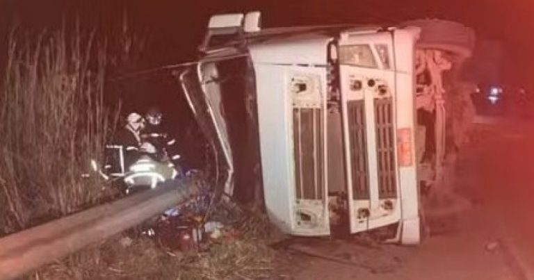 Motorista morre após carreta tombar na BR-242, em Barreiras motorista-morre-apos-carreta-tombar-na-br-242,-em-barreiras