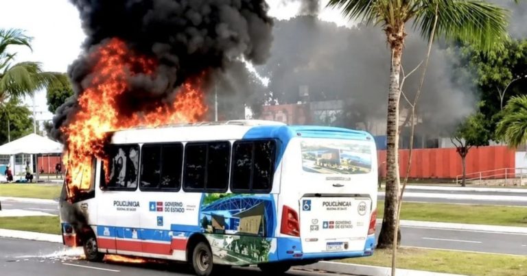 micro-onibus-pega-fogo-em-avenida-de-camacari;-pacientes-conseguiram-sair-de-veiculo