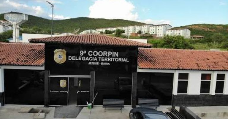 Homem é retirado de casa e executado a tiros na calçada em Jequié homem-e-retirado-de-casa-e-executado-a-tiros-na-calcada-em-jequie