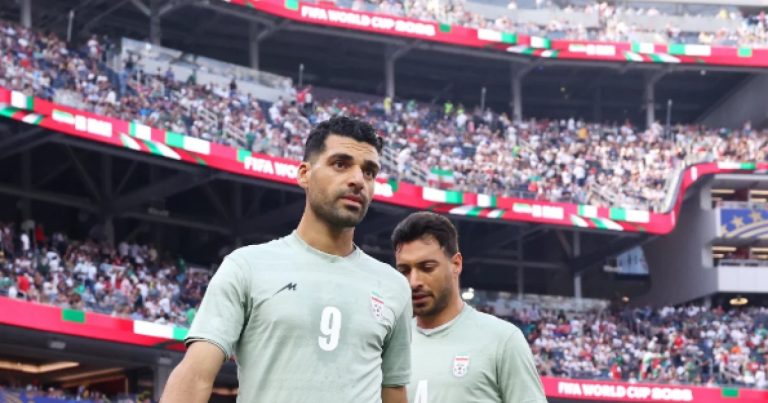 Opositores do governo iraniano realizam ato em Los Angeles antes da estreia na Copa opositores-do-governo-iraniano-realizam-ato-em-los-angeles-antes-da-estreia-na-copa
