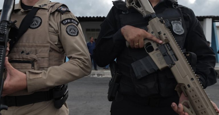 Ação prende mulher que atirou contra policiais e apreende armas, munições e drogas em Belmonte acao-prende-mulher-que-atirou-contra-policiais-e-apreende-armas,-municoes-e-drogas-em-belmonte
