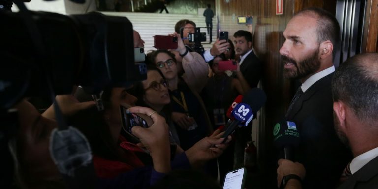 STF condena Eduardo Bolsonaro a inelegibilidade e a 4 anos de prisão stf-condena-eduardo-bolsonaro-a-inelegibilidade-e-a-4-anos-de-prisao